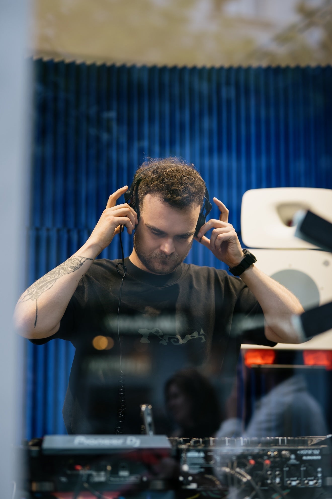 Nicolas Atcheson: Klubová hudba je politická a neměli bychom na to zapomínat